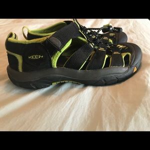Keen Sandals boys size 4